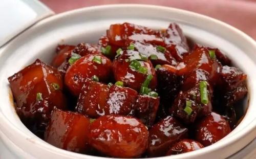 原来,这家小饭馆是专门做红烧肉盖饭的,品类还不少,多达二十几种.