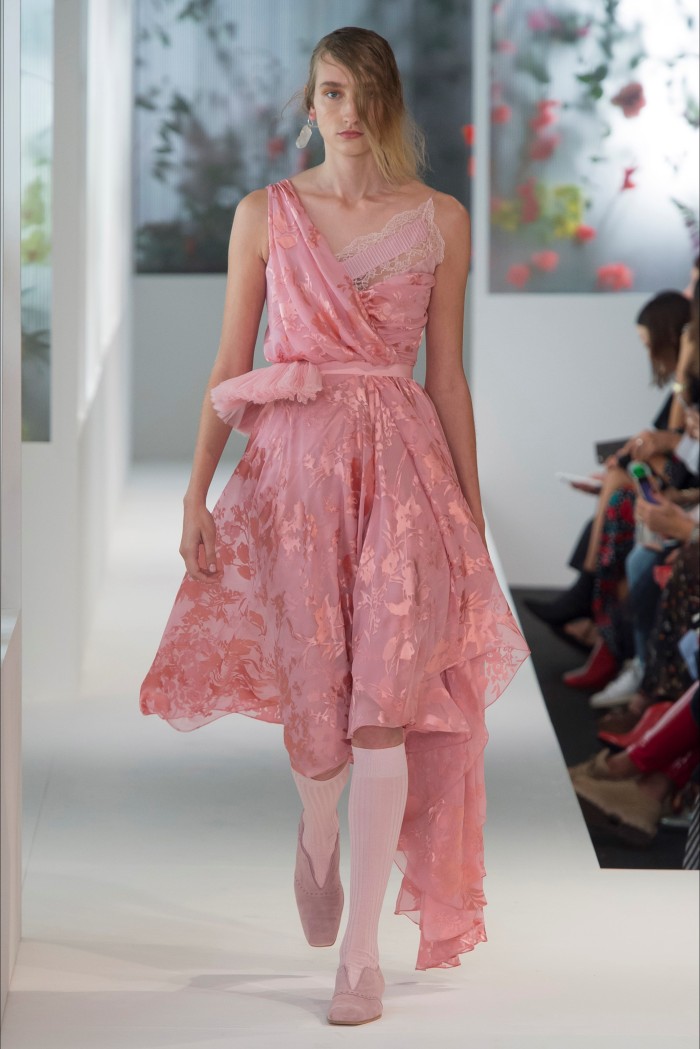 时尚秀:魅力时装展现精致韵味,百变造型让模特们优雅出众.