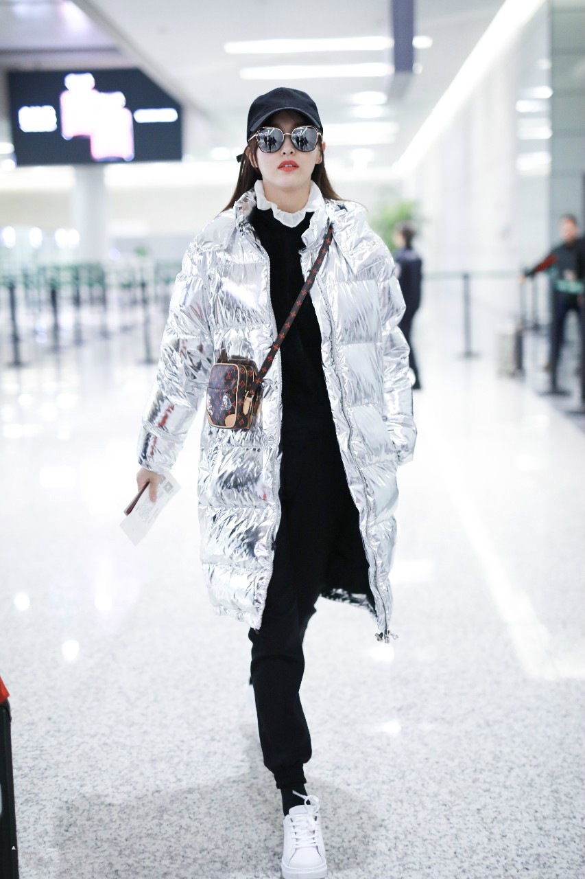 唐嫣穿银色羽绒服现身机场,戴黑色棒球帽和墨镜皮肤白皙