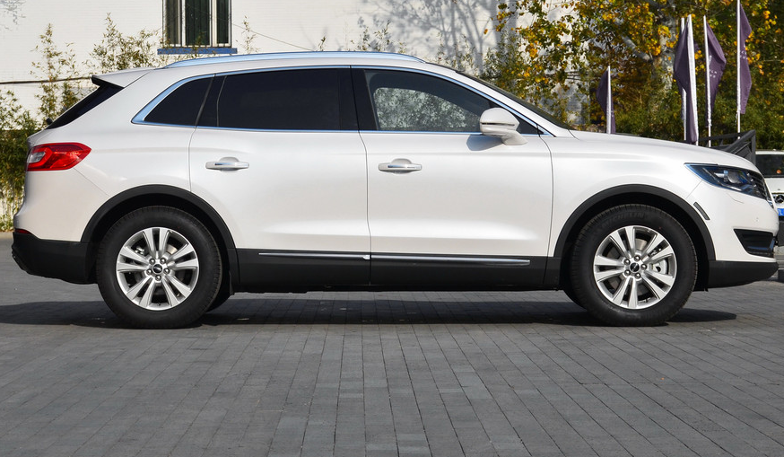 侧身看起来比较均匀,并没有觉得车辆过长,流线也很不错,看起来很养眼