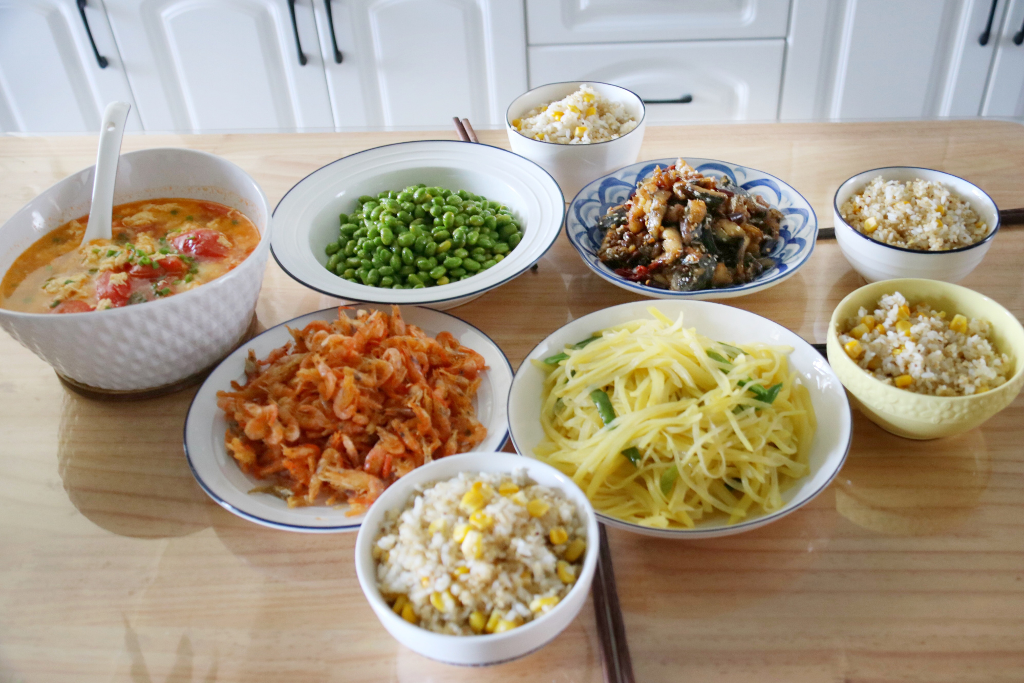 爸妈来小住,雨爸下厨做午餐四菜一汤,发朋友圈,圈友:胃口真好