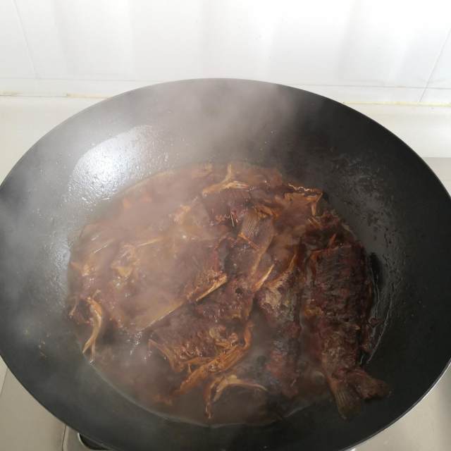 酥鯽魚,肉質酥爛入味,家裡人都愛吃