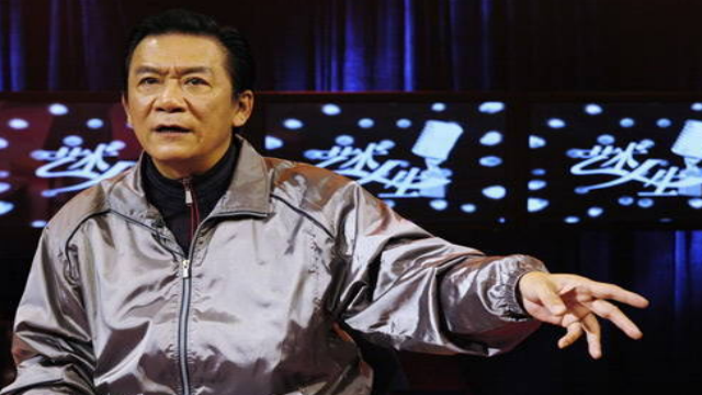 39岁侯瓒罕见露面,参加德云社活动,纪念离世12年的父亲侯耀文