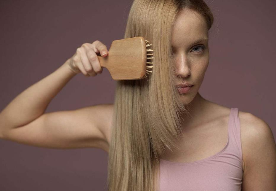 湿发梳头容易造成头发断裂,当洗完头发要吹干时,不少人会稍微梳开,让