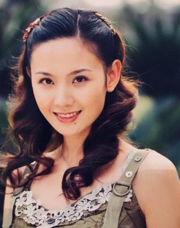 看了程莉莎年轻时旧照,像混血美女,网友:难怪郭晓冬会那么爱她