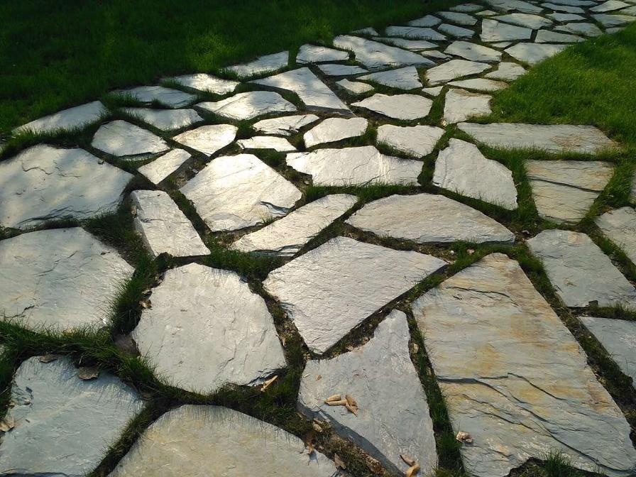 庭院中 亦充满了诗情画意 庭院青石板 少了些江南的愁 雨后的青石板路