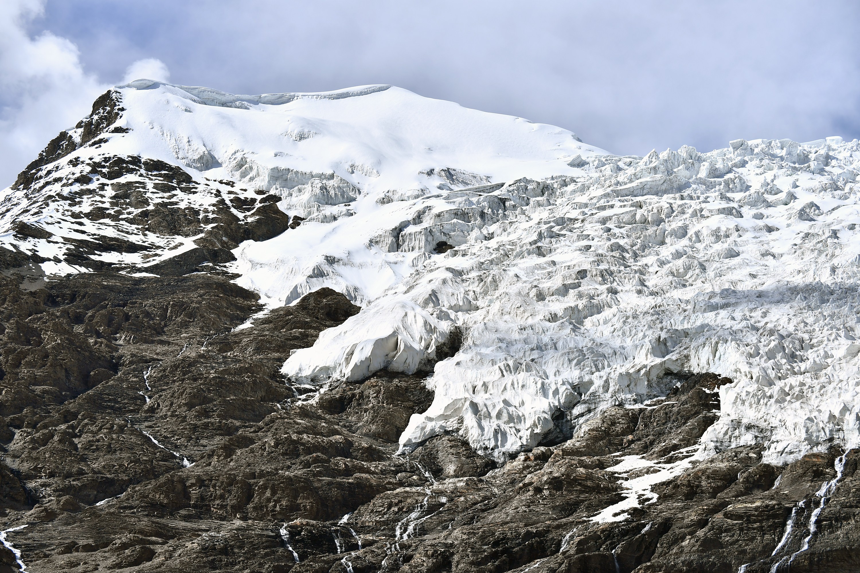 公路边的卡若拉冰川