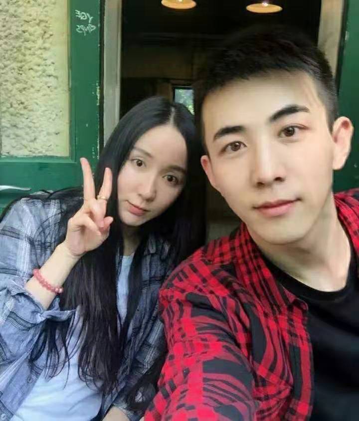 娄艺潇深夜唱k,男友李川贴心陪伴,"唐悠悠"饰演者邓家佳同行