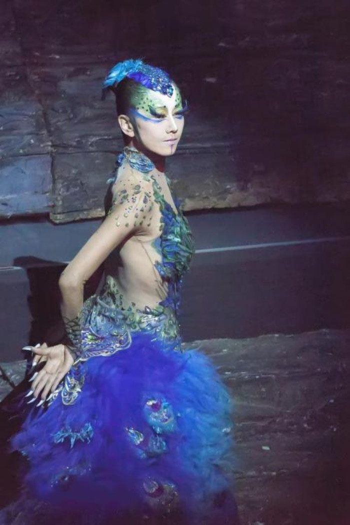 60岁杨丽萍携杨舞登央视,夸赞女徒弟舞技超群,两人同框似姐妹花