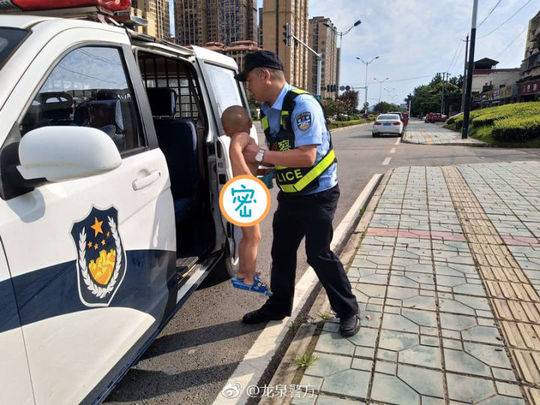 父母留2岁儿子独自在家 男童"裸奔"出门玩玩具