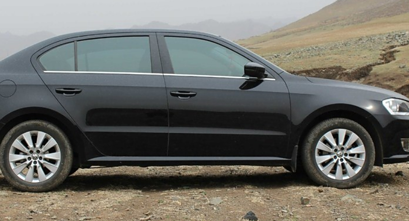 黑色沉稳大众轿车侧面照,十分地道,造型非常新颖,给人最大的感受就是