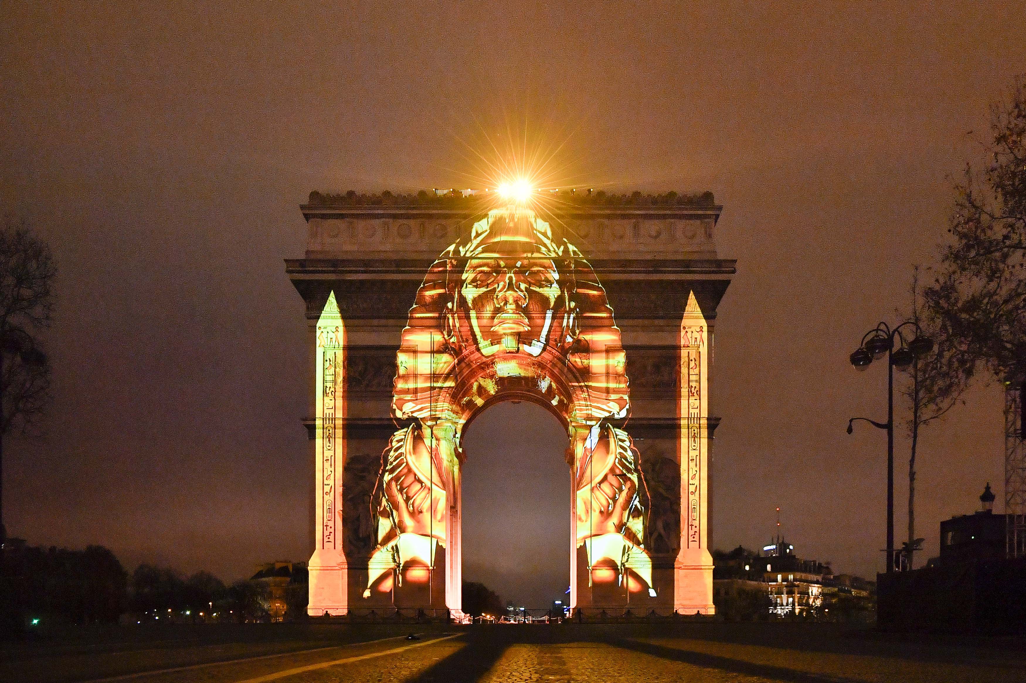 巴黎凯旋门灯光秀迎2019