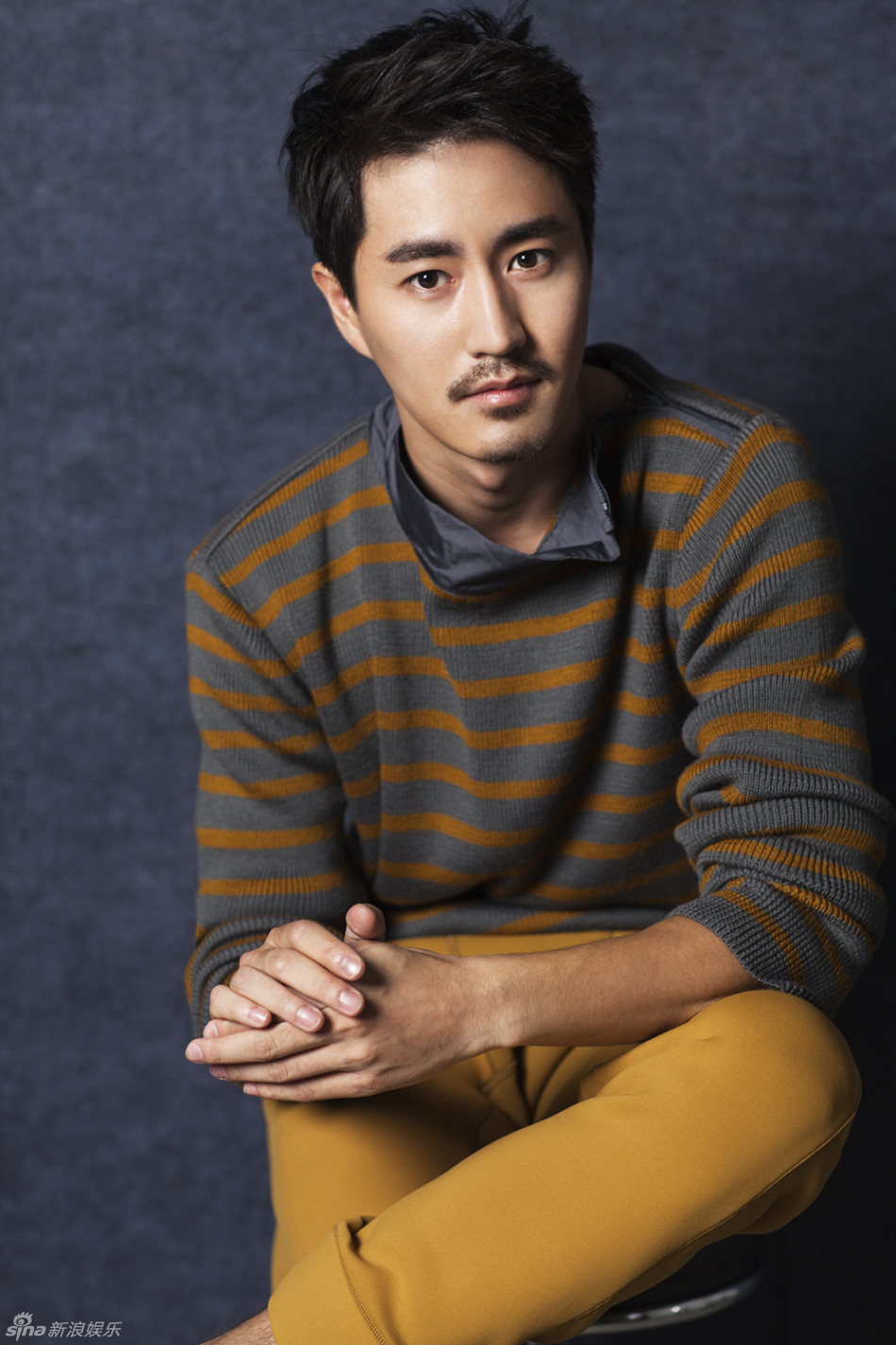 杨玾的形象外表也是格外出众,温柔帅气,而且透着轻熟男人魅力的一面