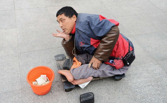 在街头遇见残疾人乞丐 你是否会停下匆匆脚步伸出援手?
