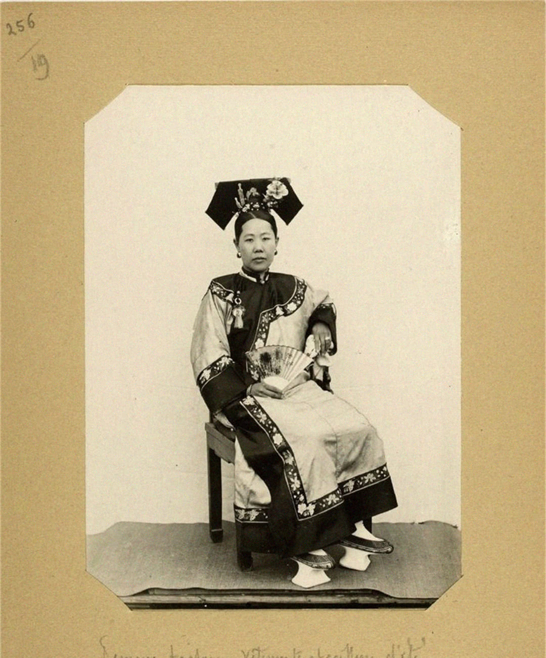 清朝宫女老照片,看看紫禁城的女子长什么样?