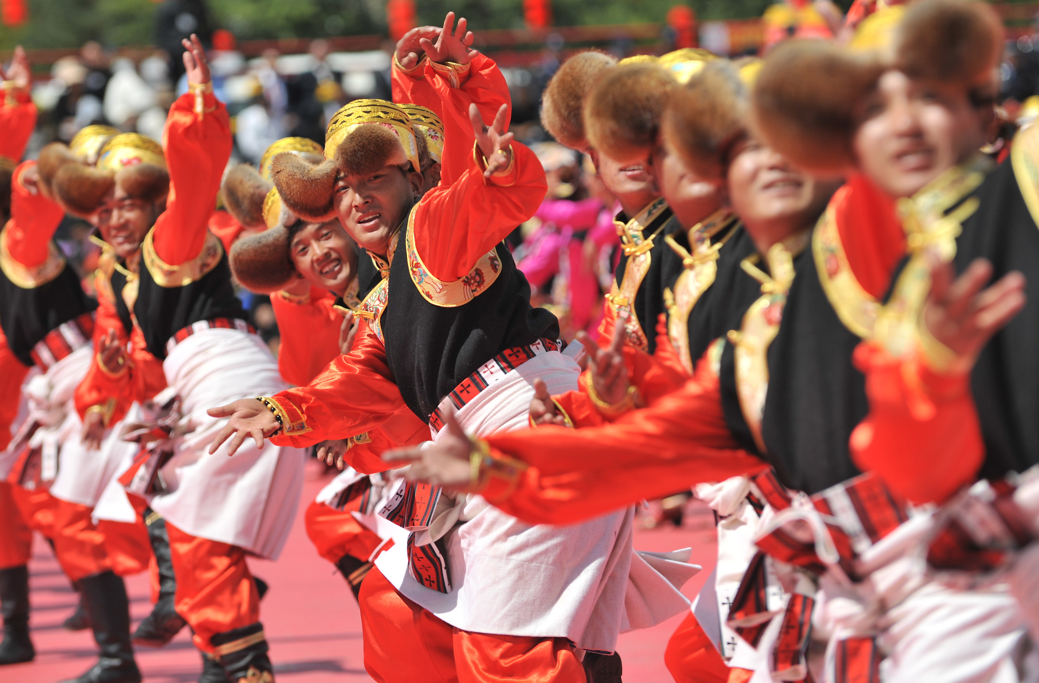 西藏:千人锅庄颂祖国