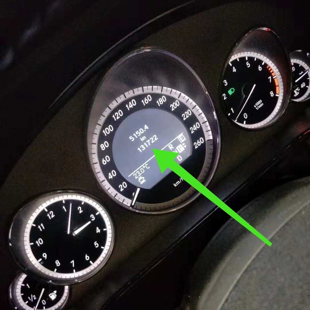 这不,一辆奔驰e300l来到了修理厂,它的仪表显示制动故障,制动时底盘