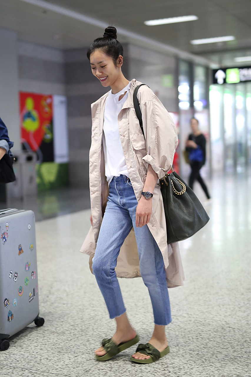 中国超模刘雯代言内衣广告造型引争议 近期,中国超模刘雯为某知名品牌