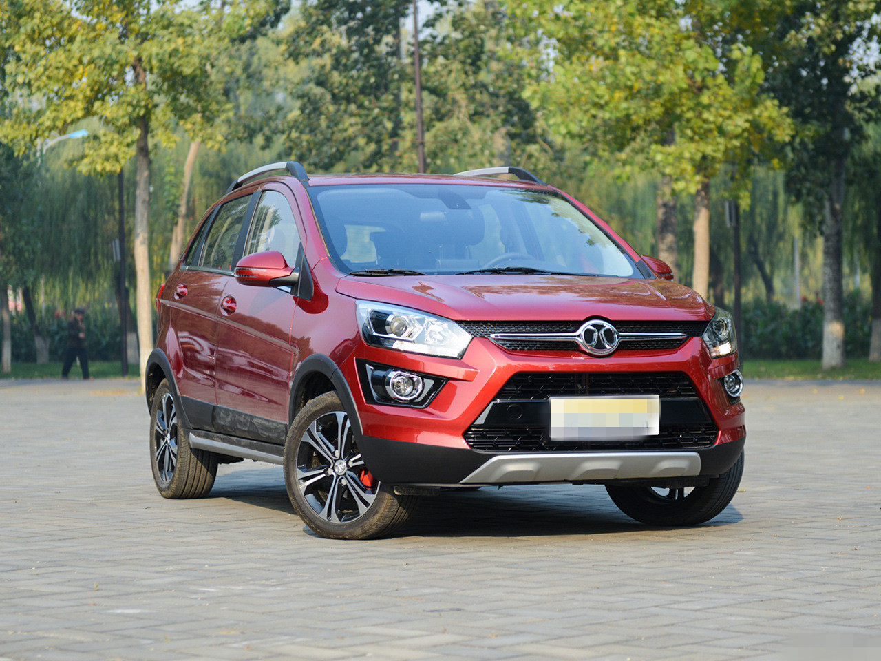 从侧面来看,这款车采用了运动感十足的线条的设计