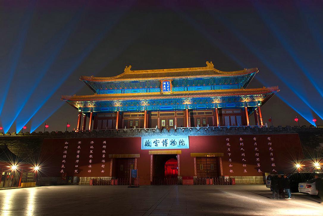 故宫今年元宵节第一次开夜场,如此难得一见的夜景当然也吸引了众多的