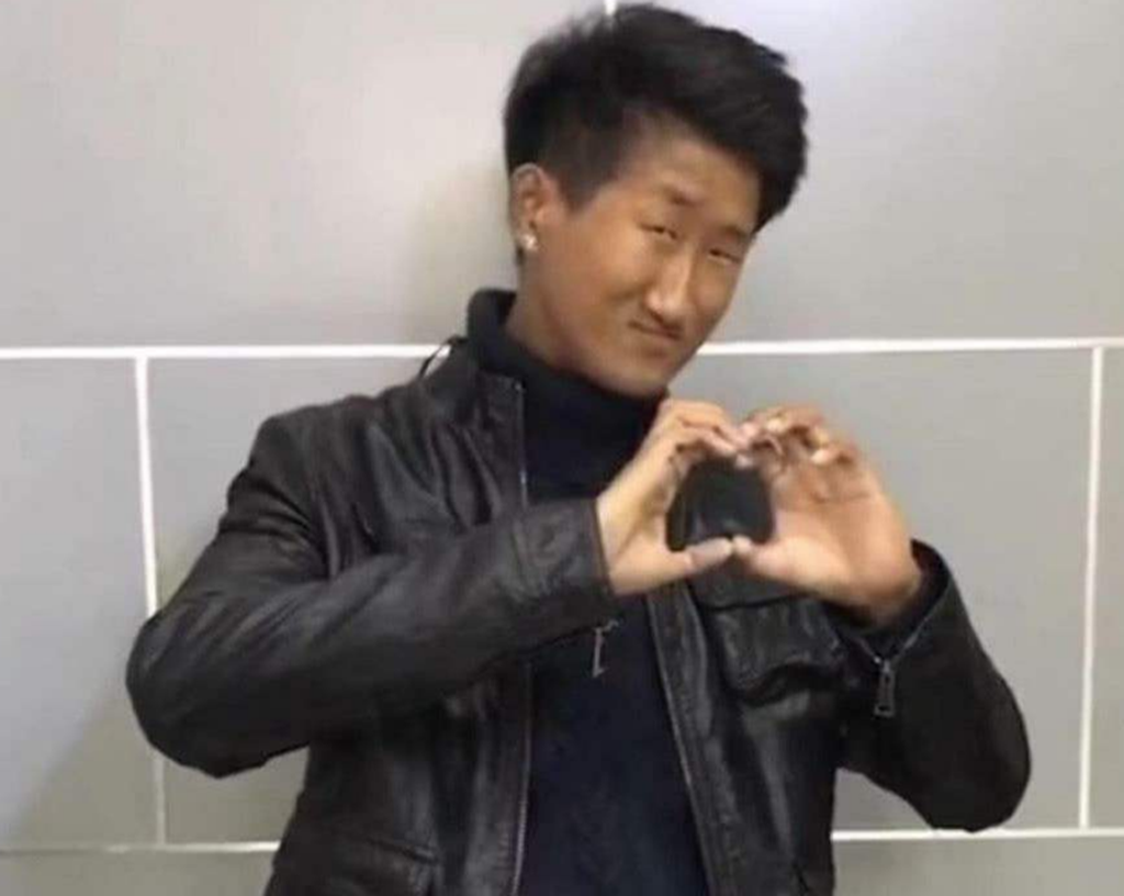 网红"紧凑哥"带女友重出江湖,网友:这女的咋想的,太疯狂!