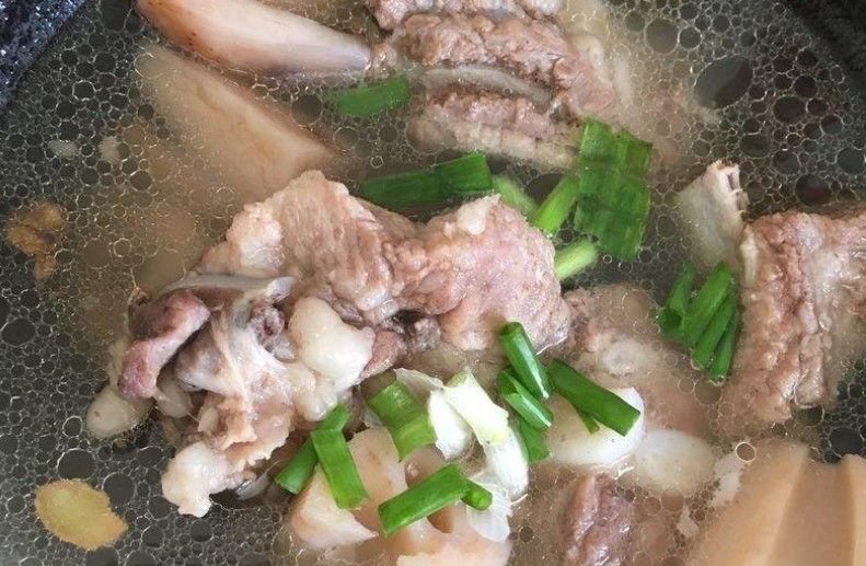 炖排骨汤,先放盐还是后放盐?做错不但不好吃,还没营养