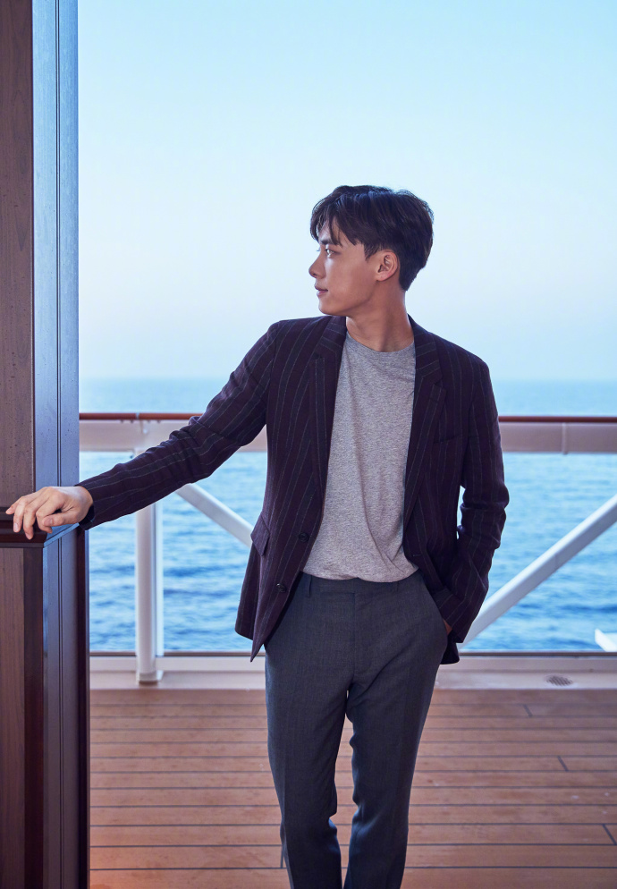 李易峰游轮宣传照分享 神级侧颜令人心动
