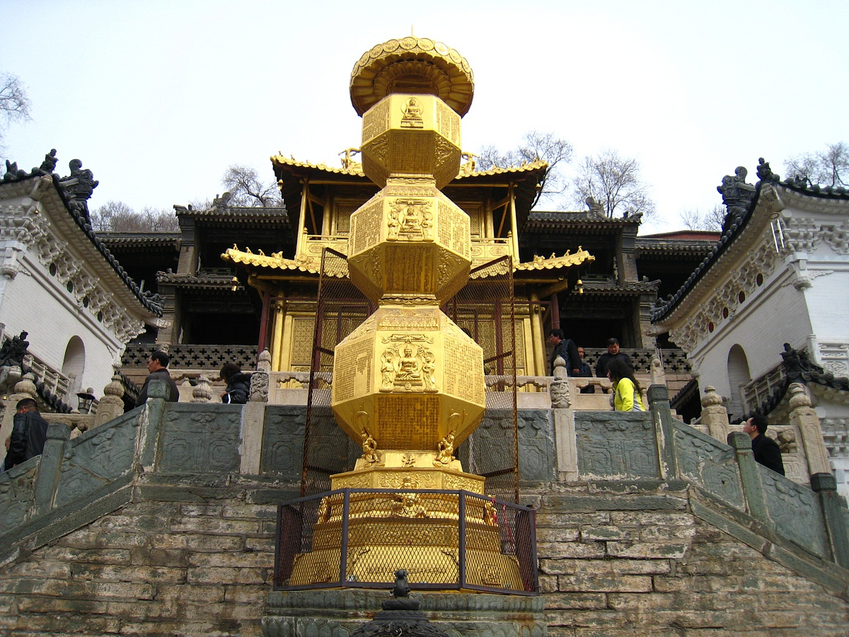 五台山,这个被誉为"中国佛教圣地"的地方,以其丰富的文化遗产和美丽的