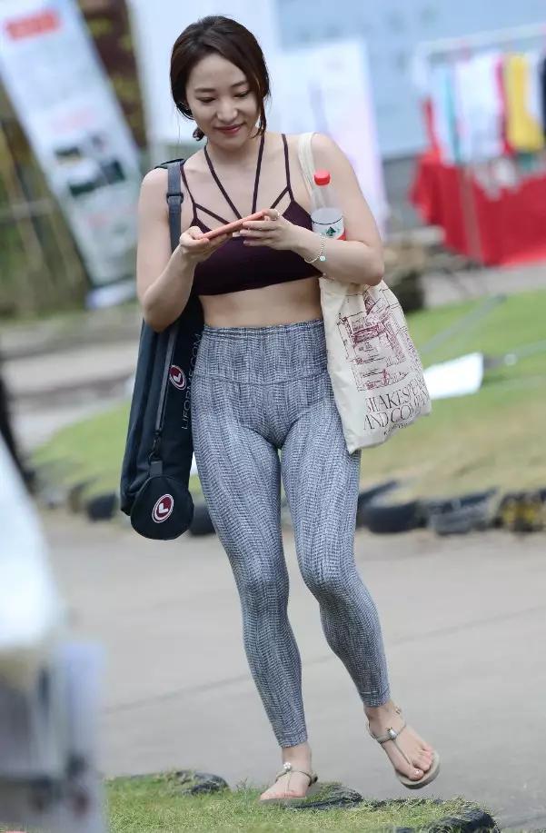 街拍:长发齐肩,身材丰满,面容精致,小姐姐全具备了!