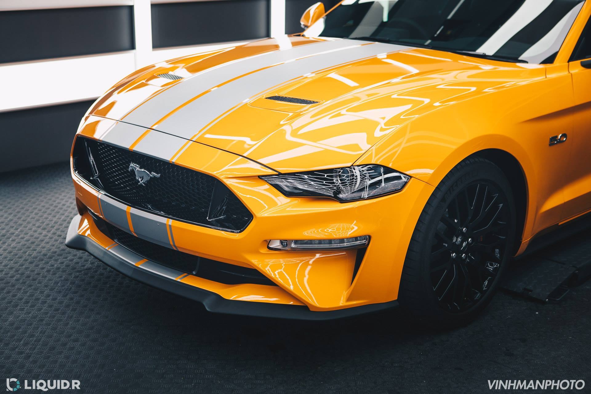 全新福特野马,黄色的外观很亮眼,后尾灯