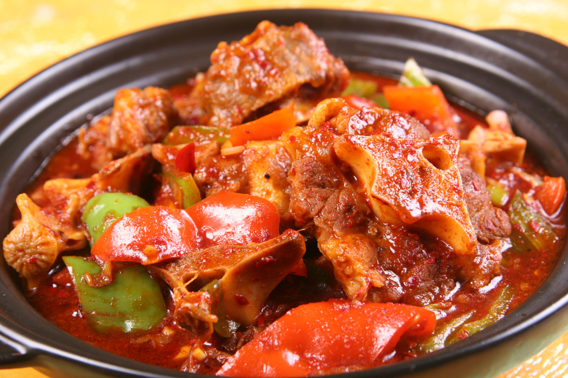 非凡城市ai武汉【武汉美食:红烧牛尾】牛尾巴与胡萝卜在一起红烧