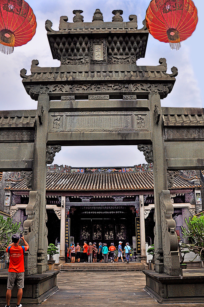 广东凤山祖庙旅游区位于汕尾市区东面的品清湖畔,是一处集宗教旅游