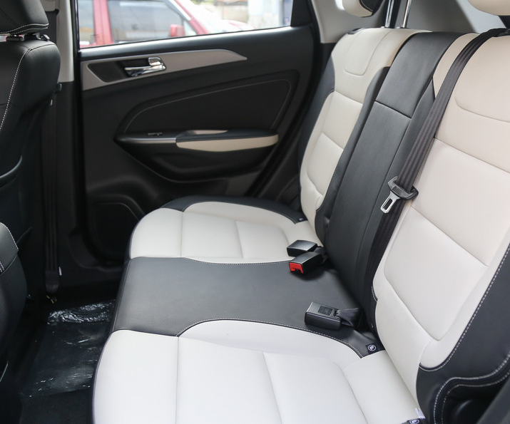 长安cs35 1.6l手自一体豪华版,外观非常炫酷,车身设计也很出色