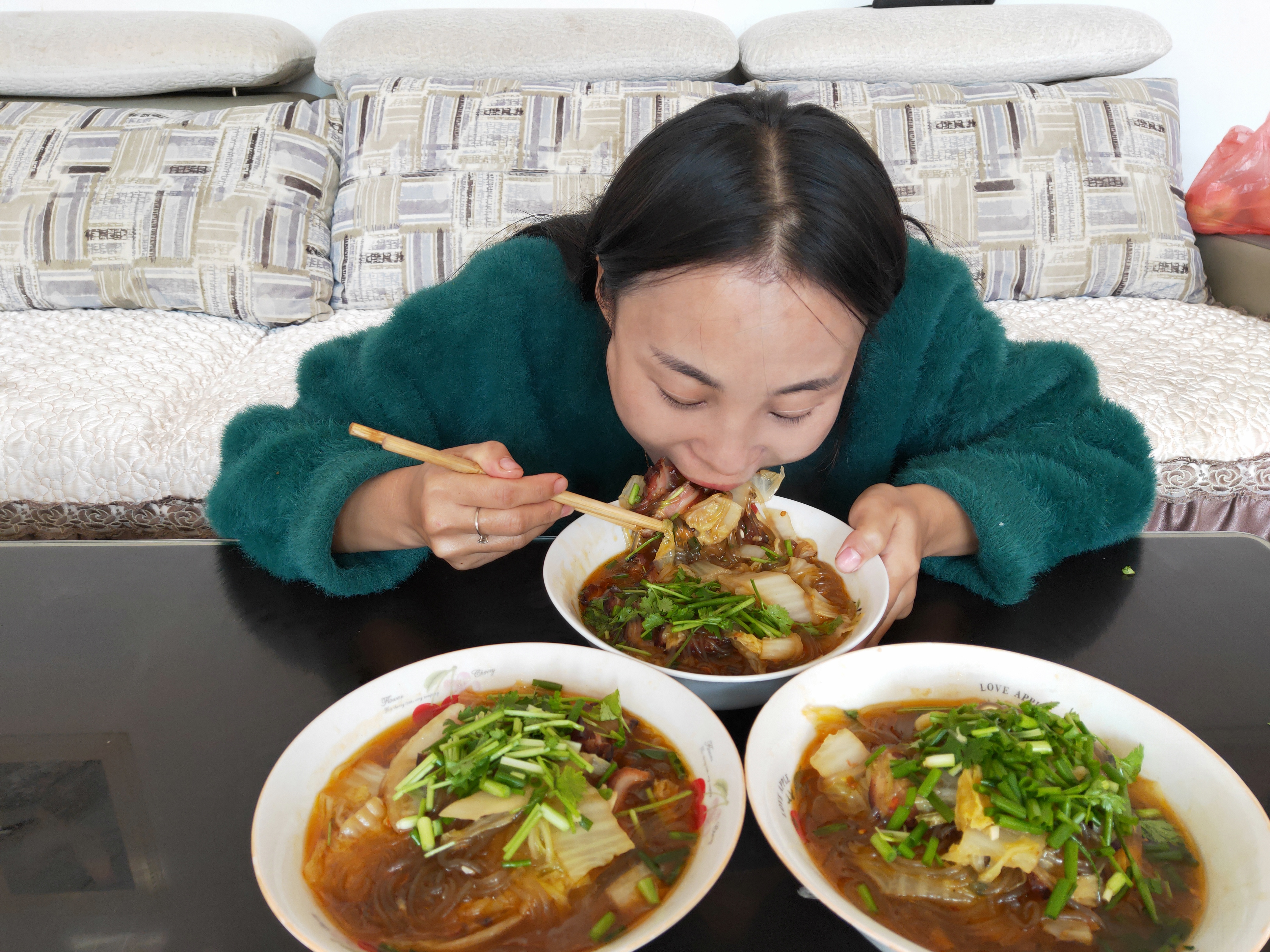 腊肉白菜炖粉条!农村妹一次做3大碗,粉嗦嗦吸,吃上一口好满足