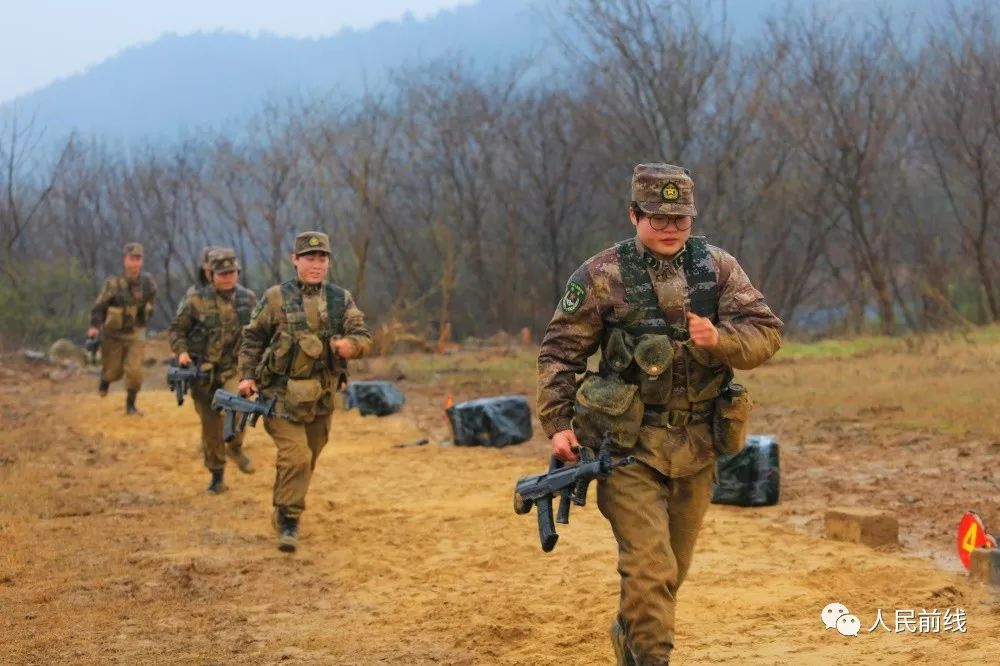 满身泥巴的女兵,美得让人泪目!