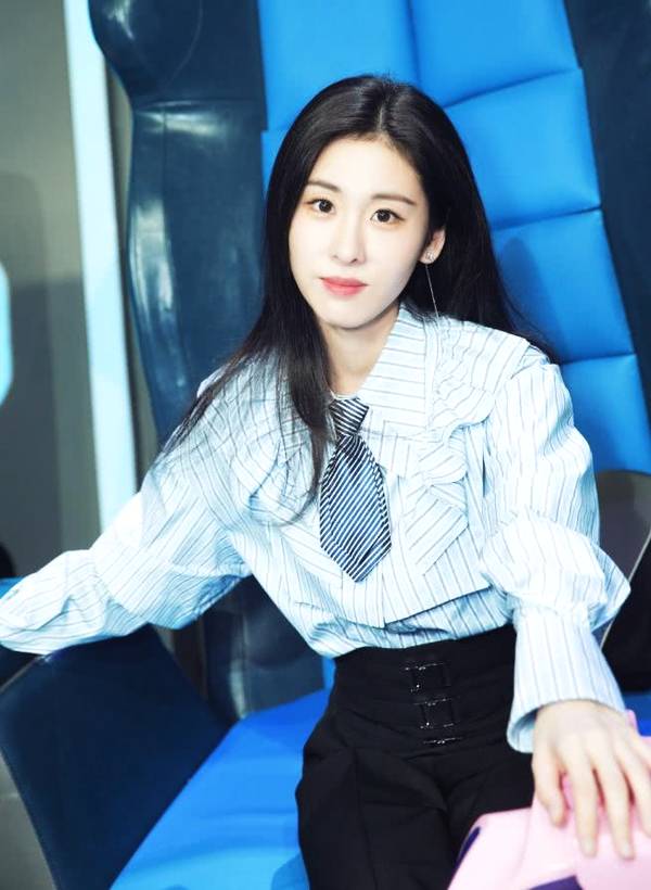张碧晨白色条纹衬衫造型现身 清爽干练有气质