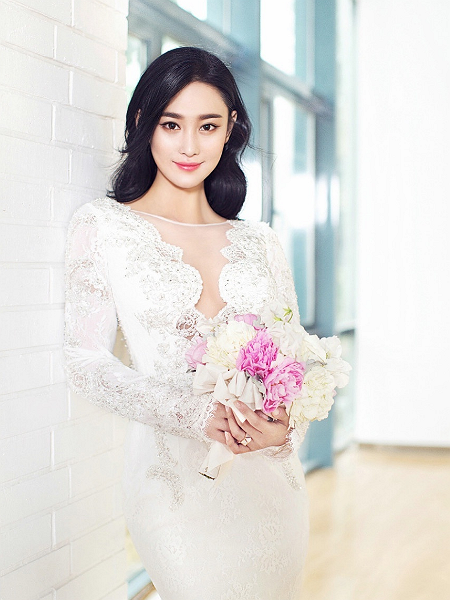 张馨予最引人遐想的六张礼服照,图5何捷看了哭晕在厕所!