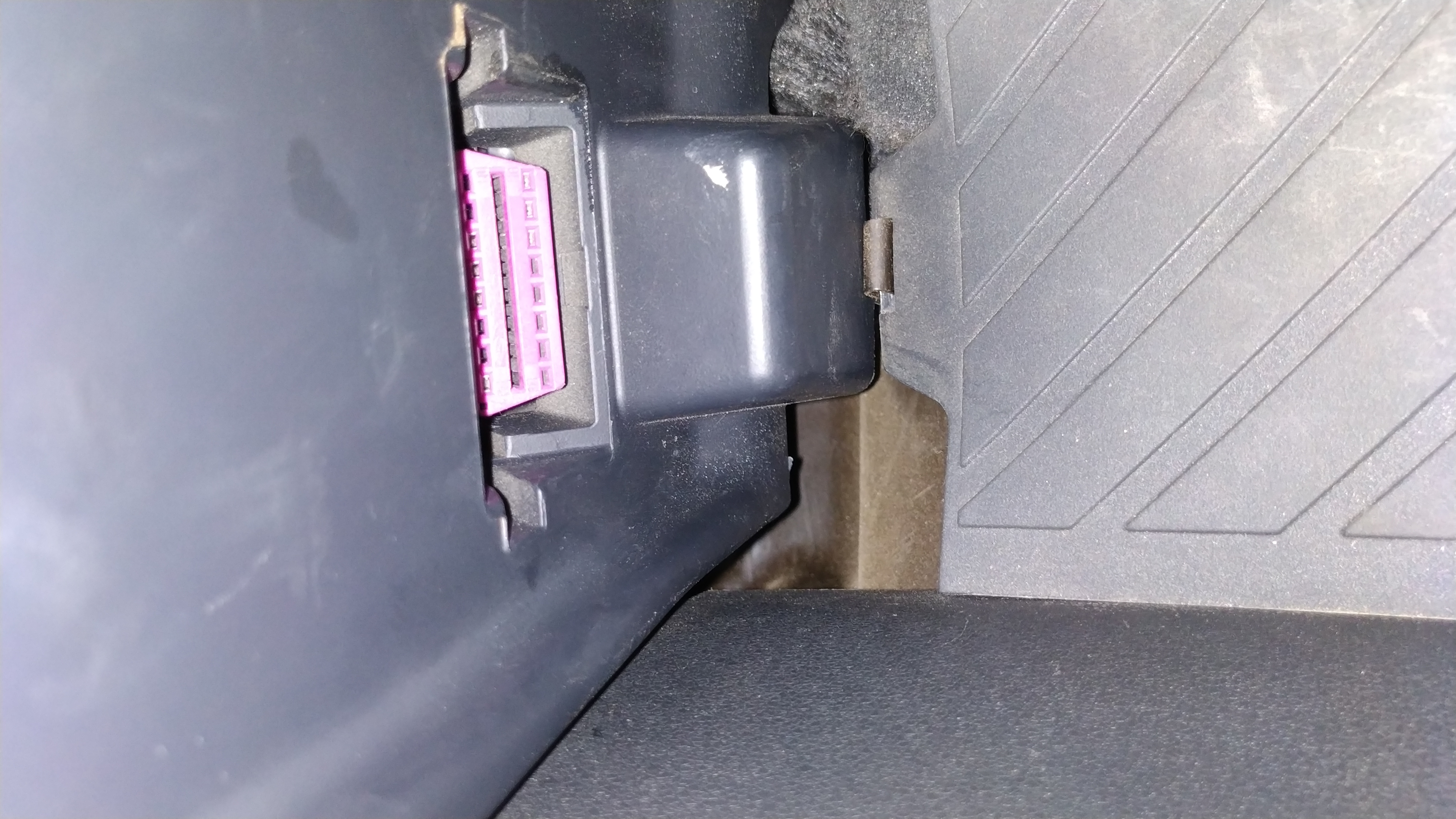 2013年奥迪q5的obd2诊断接头位置位于方向盘下方左下角位置,淡紫色的