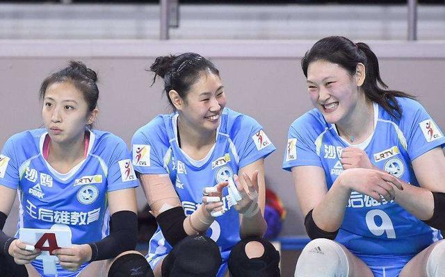 女排名将现身,马蕴雯比照片丑,王一梅和丁霞罕见同台却毫无互动