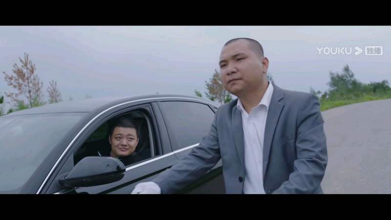 二龙湖爱情故事老三拿自行车和奥迪赛车结果奥迪车主傻眼了