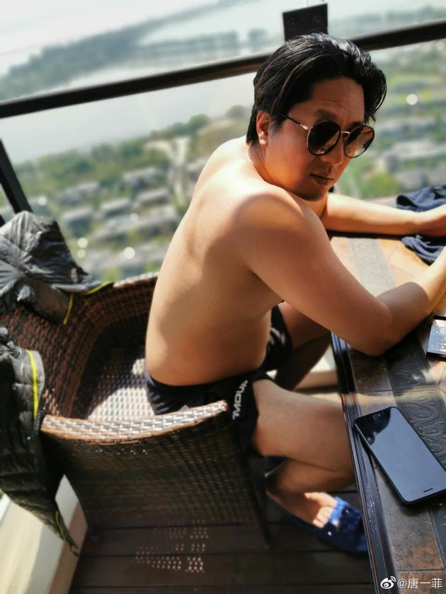 没眼看!唐一菲晒凌潇肃"黑照"坐姿妖娆画风搞笑