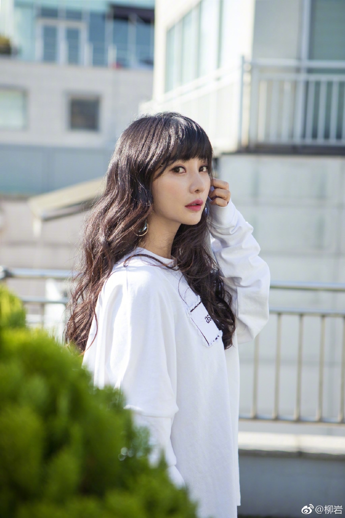 组图:柳岩穿白色卫衣戴夸张耳环 随性摆拍秀精致侧颜