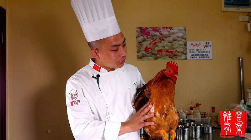 这位大厨真搞笑，杀鸡还念经超度！他说，这样出来的鸡肉有灵魂！,美食,美食猎奇,好看视频