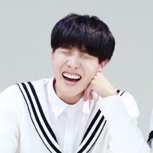 郑号锡在签售会上真的是太可爱了,笑起来真的很好看啊.