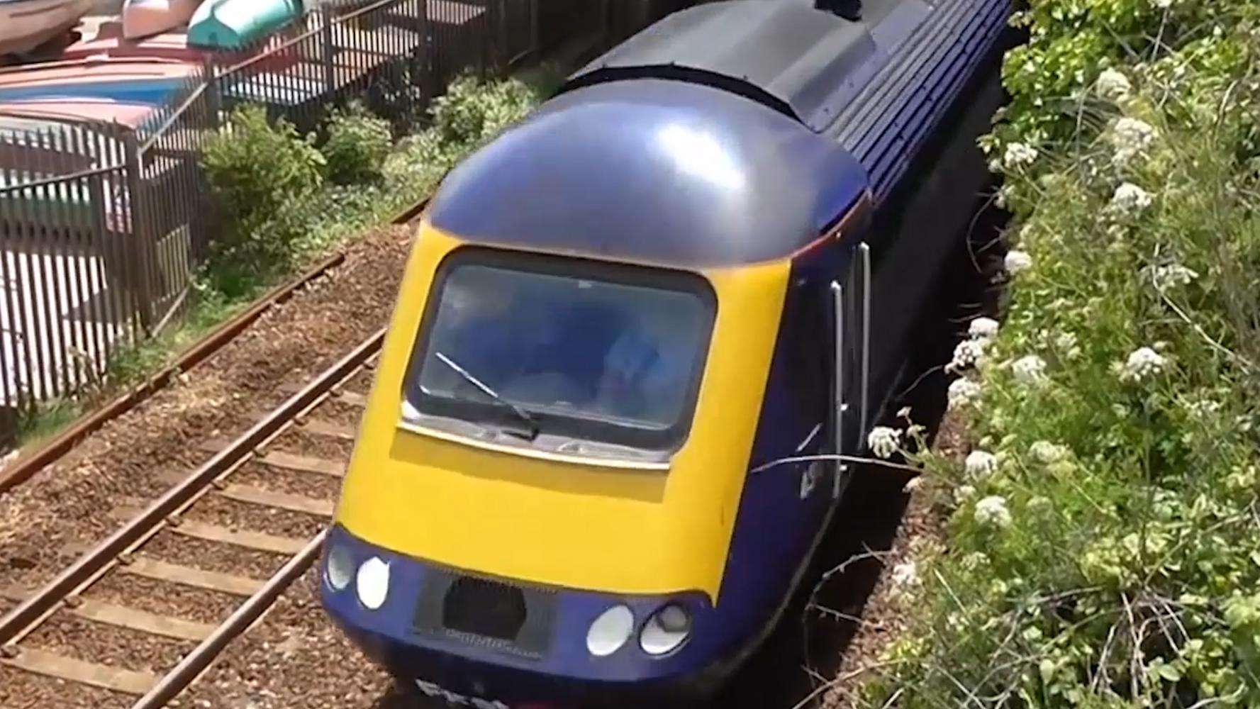 虽然在暴风雨中这里火车经过这里像是一个凶猛的巨兽,但是在阳光明媚