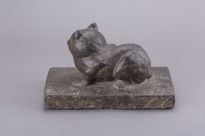 马未都:青石圆雕卧猫压石 清