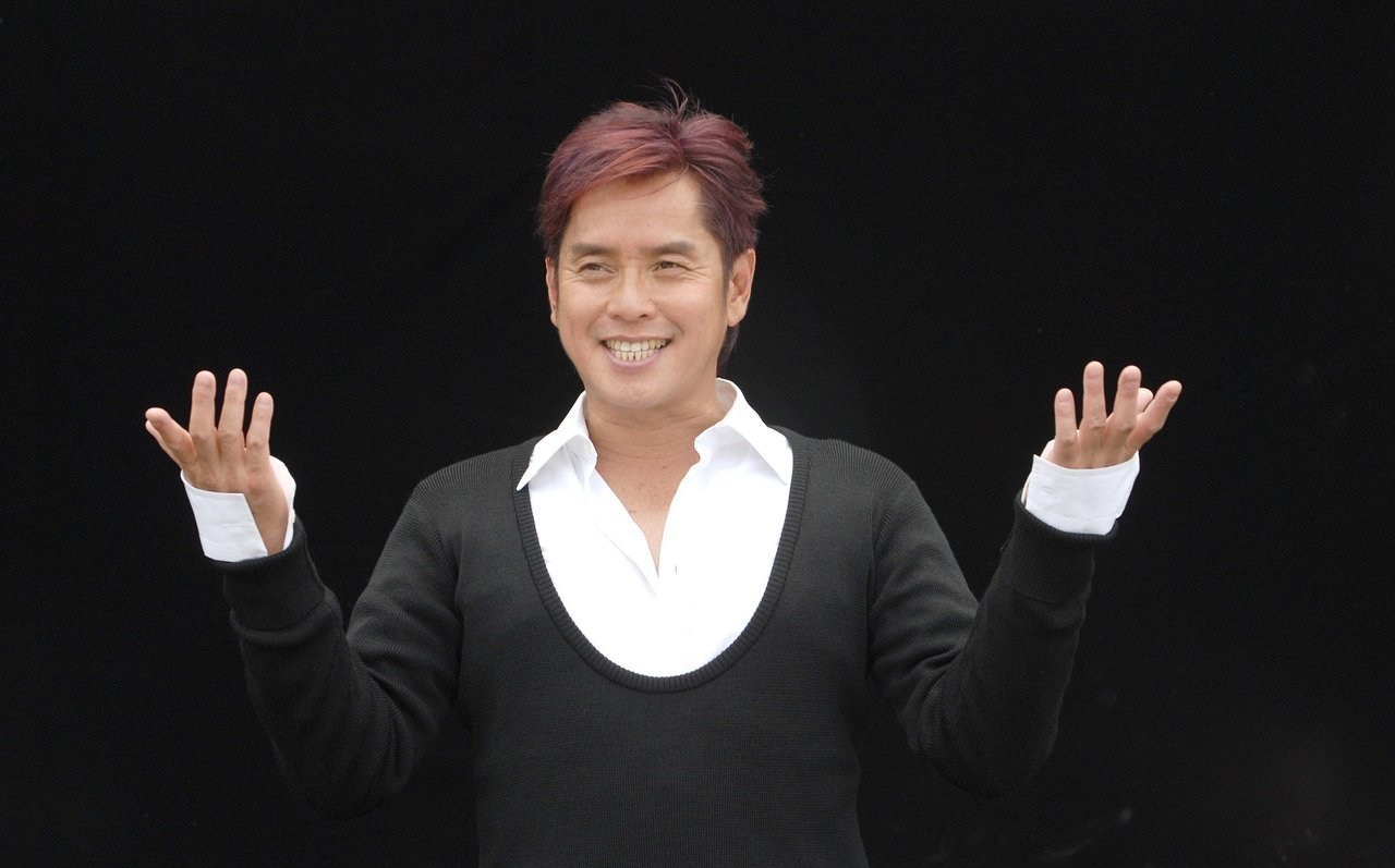 他是香港黄金时代的天皇巨星,被人称为校长,也是全国知名的歌手