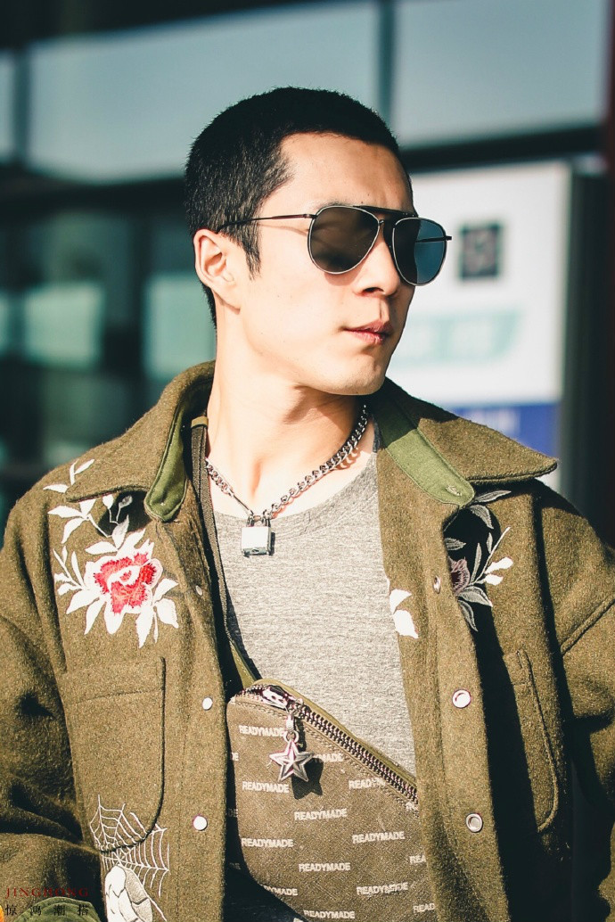 韩东君机场秒变大佬,绿色大衣搭配金属项链,寸头造型好霸气啊!