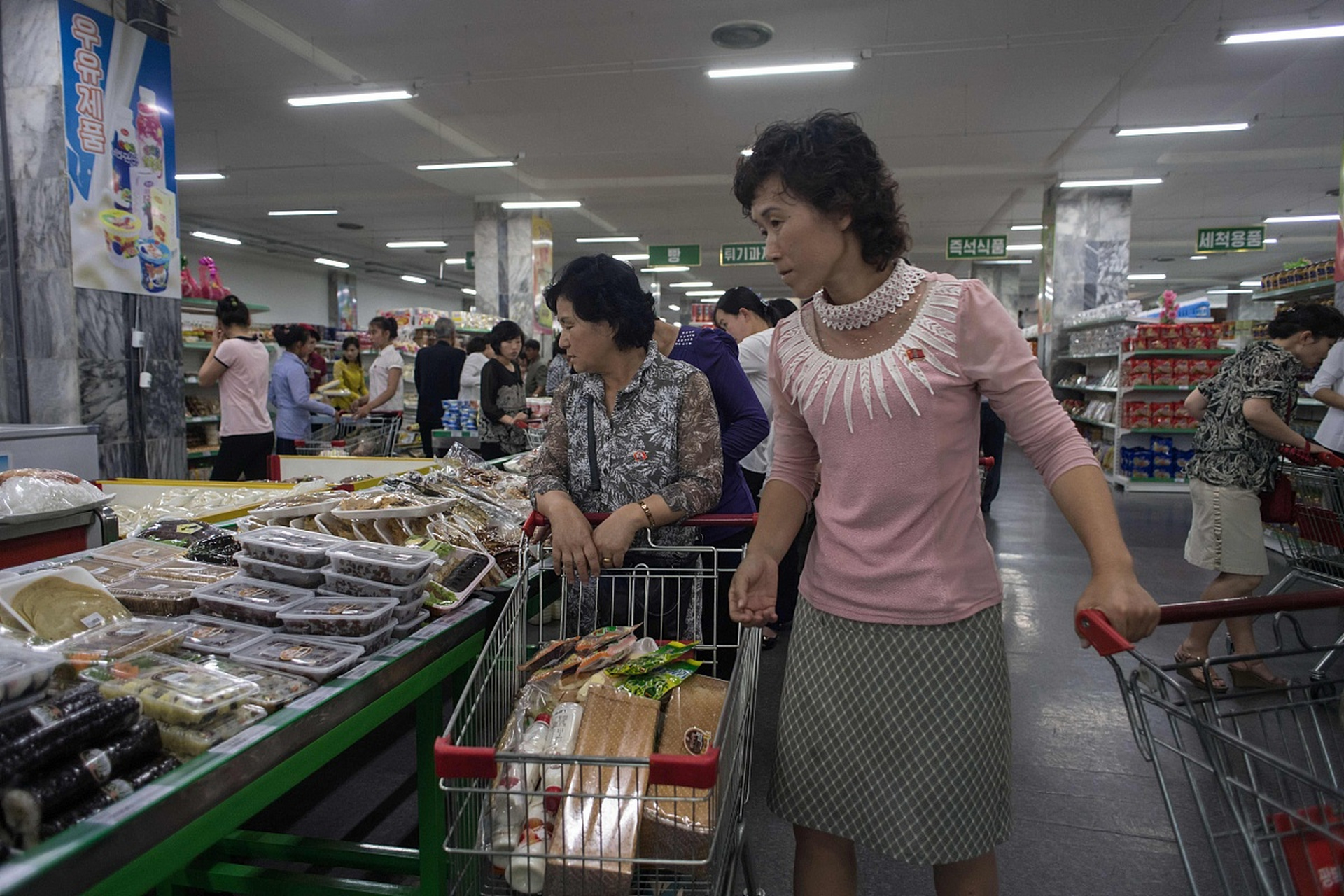 朝鲜所见所闻:逛朝鲜的超市时,发现超市里的朝鲜人并不少,可见朝鲜一
