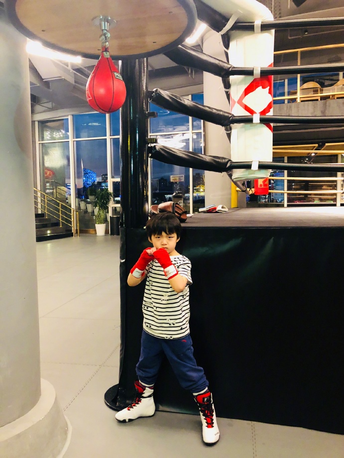 轩轩皓皓练拳气场不输邹市明 冉莹颖直夸虎父无犬子